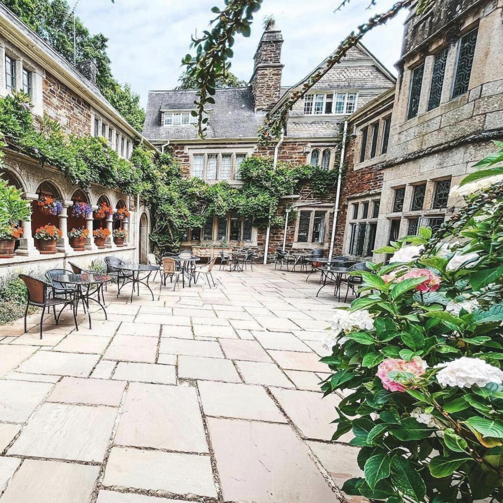 Готель Lewtrenchard Manor Екстер'єр фото